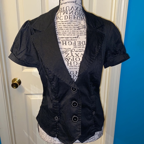 Women’s cute cropped short sleeve pinstriped blazer - Picture 2 of 7